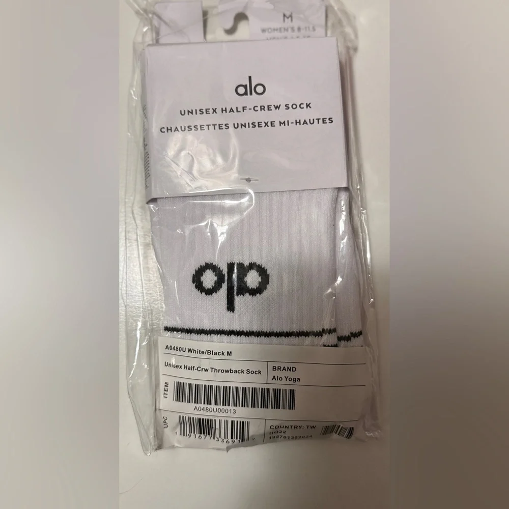 ALO Yoga Half Crew Throwback Socks White Black Unisex-Size Med-NWT - Picture 4 of 10
